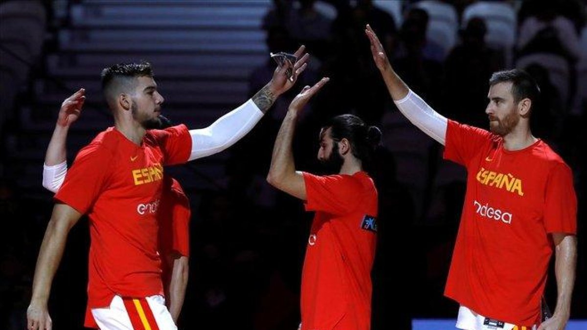Los jugadores de la selección Ricky, Willy Hernangómez y Claver, antes del partido de cuartos ante Polonia-JUAN CARLOS HIDALGO (EFE)