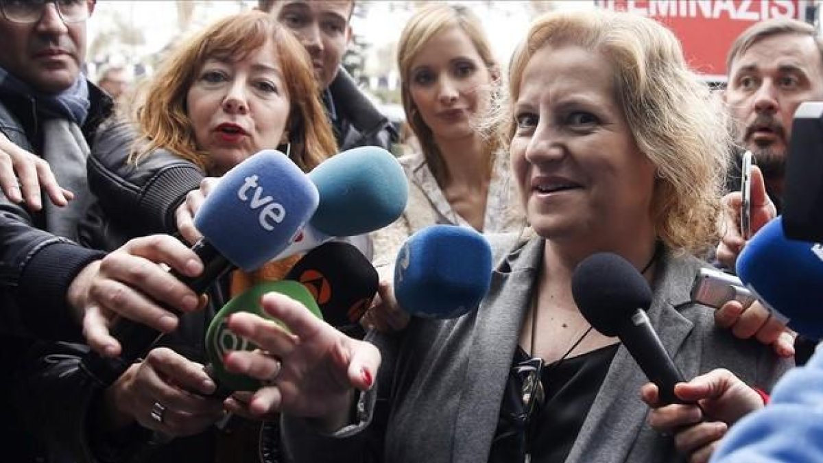 María Ángeles Ramón-Llin, concejal del PP en el Ayuntamiento de Valencia, a su llegada al juzgado para declarar.-MIGUEL LORENZO