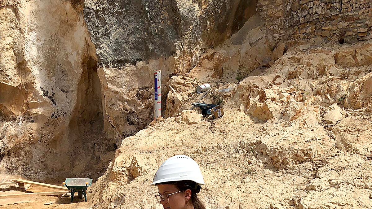 Paloma Martínez toma datos en el yacimiento de Cueva Fantasma en Atapuerca. ECB