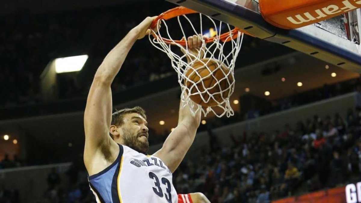 Marc Gasol hace un mate en el partido ante los Rockets.-EFE / MIKE BROWN