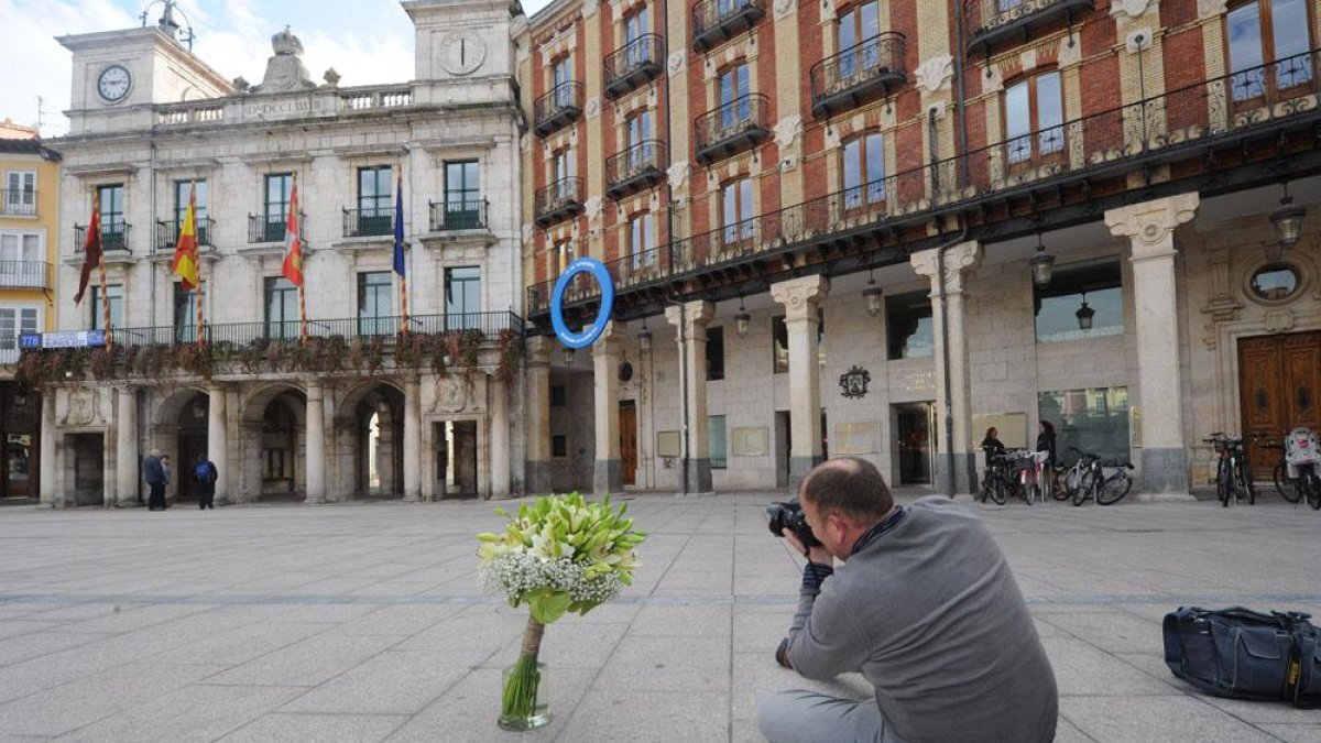 Imagen de un ramo con el Ayuntamiento al fondo.-ISRAEL L. MURILLO