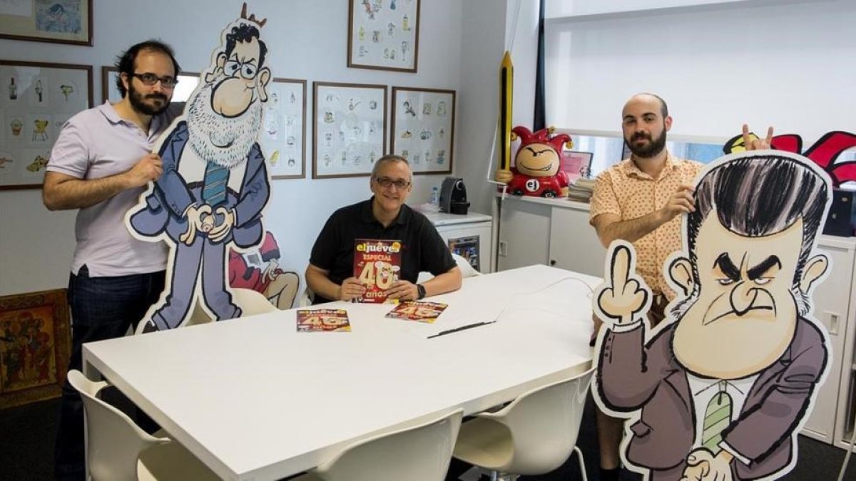 Guille Martinez-Vela, director de 'El Jueves'; Maikel, dibujante jefe, y Joan Ferrús, subdirector, bromeando, en la sala de reuniones de la revista.-JORDI COTRINA