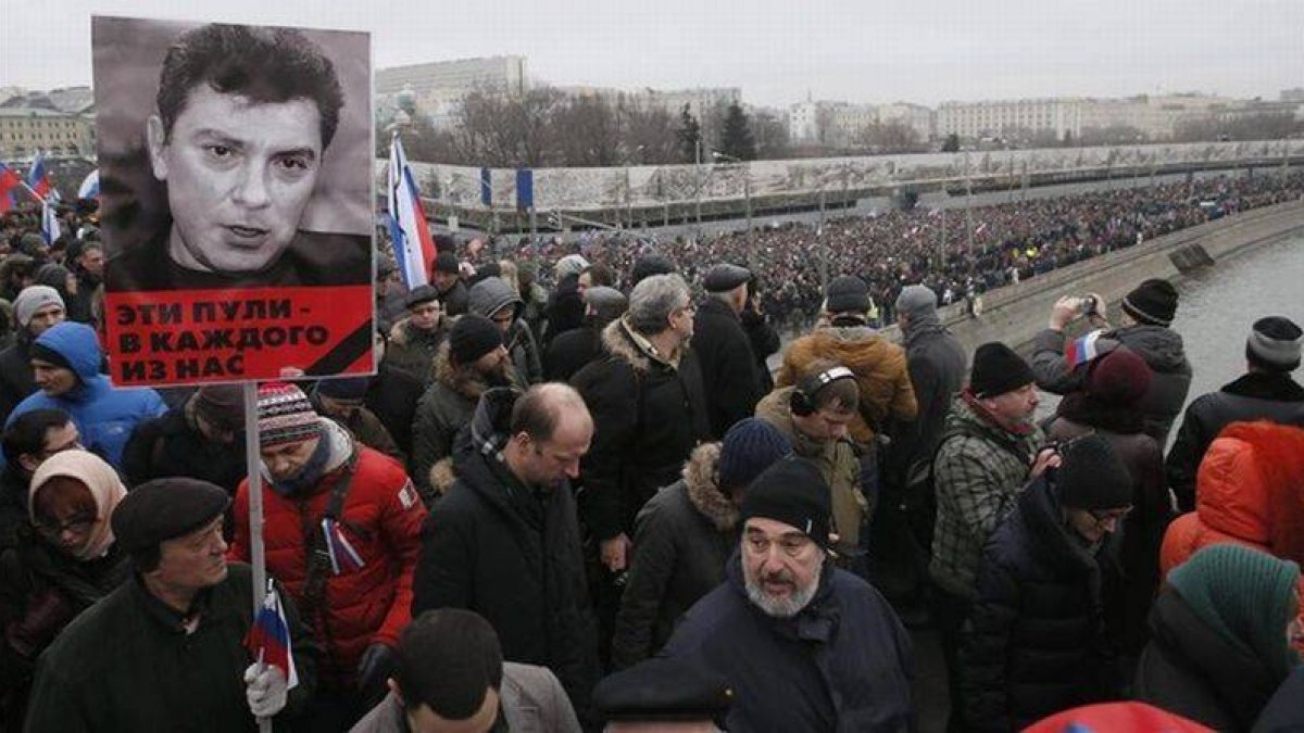 Un retrato del dirigente asesinado, en primer plano de la multitudinaria marcha celebrada en Moscú, este domingo.-Foto: EFE / SERGEI ILNITSKY