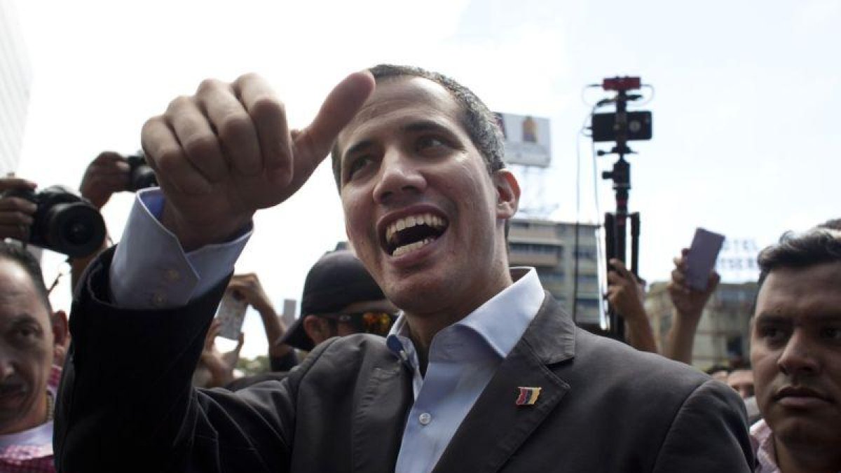 El auto proclamado presidente de Venezuela, Juan Guaidó, a la espera de la entrada de ayuda humanitaria.-AP