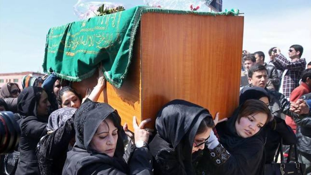 Un grupo de mujeres cargan con el féretro de la joven asesinada en Kabul, el 24 de marzo.-Foto:   AP / MASSOUD HOSSAINI