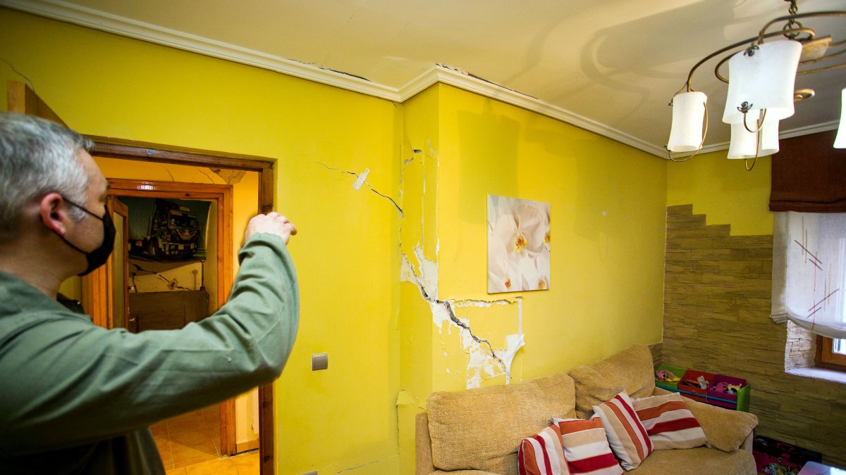 Un vecino afectado muestra los daños en la vivienda que tuvo que abandonar por las grietas. TOMÁS ALONSO
