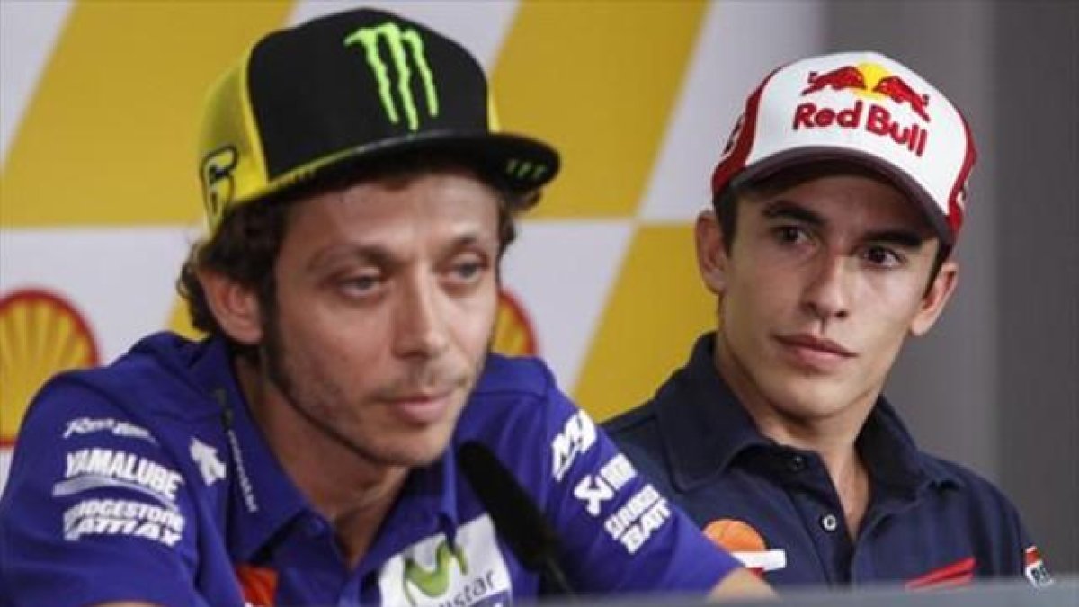 Márquez mira atentamente a Rossi en su comparecencia de ayer.-AP / JOSHUA PAUL