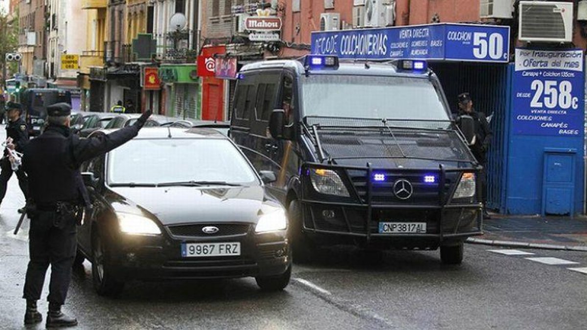 Imágenes de la operación de la Policía Nacional de este martes en Madrid.-EFE