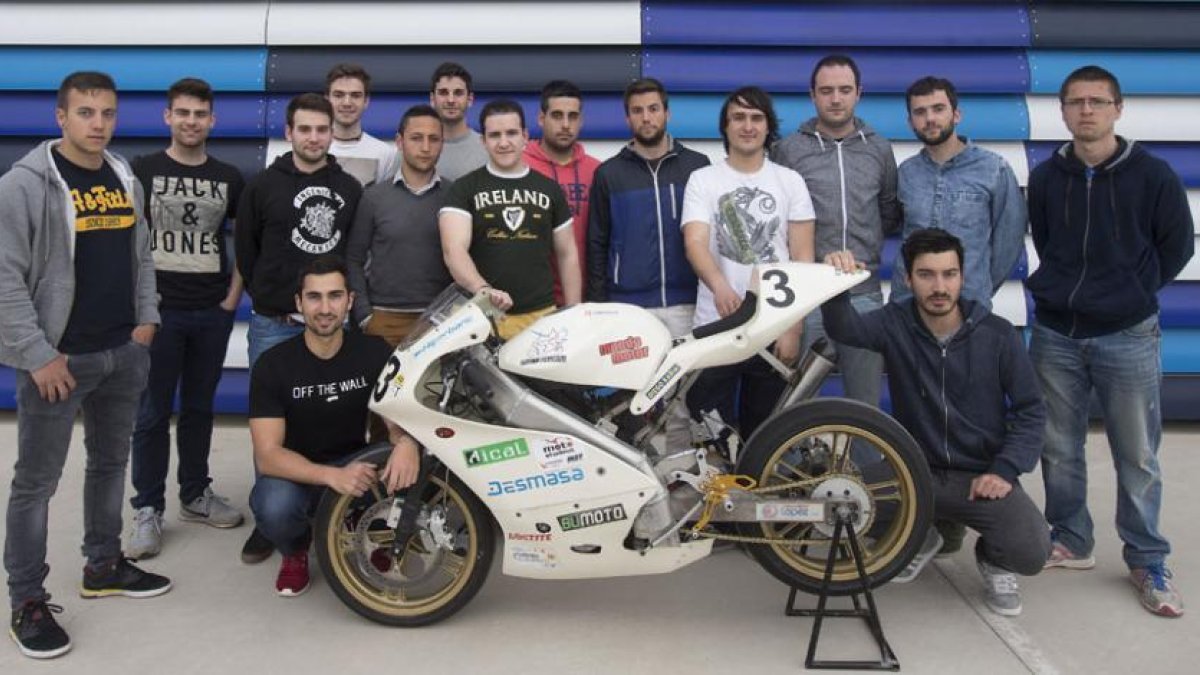 Los equipos junto al prototipo de moto realizado para la pasada edición de Motostudent.-RAÚL G. OCHOA