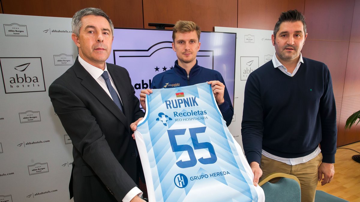 Luka Rupnik (centro), junto a Albano Martínez y el director del Hotel ABBA de Burgos, en su presentación como jugador del Hereda San Pablo.