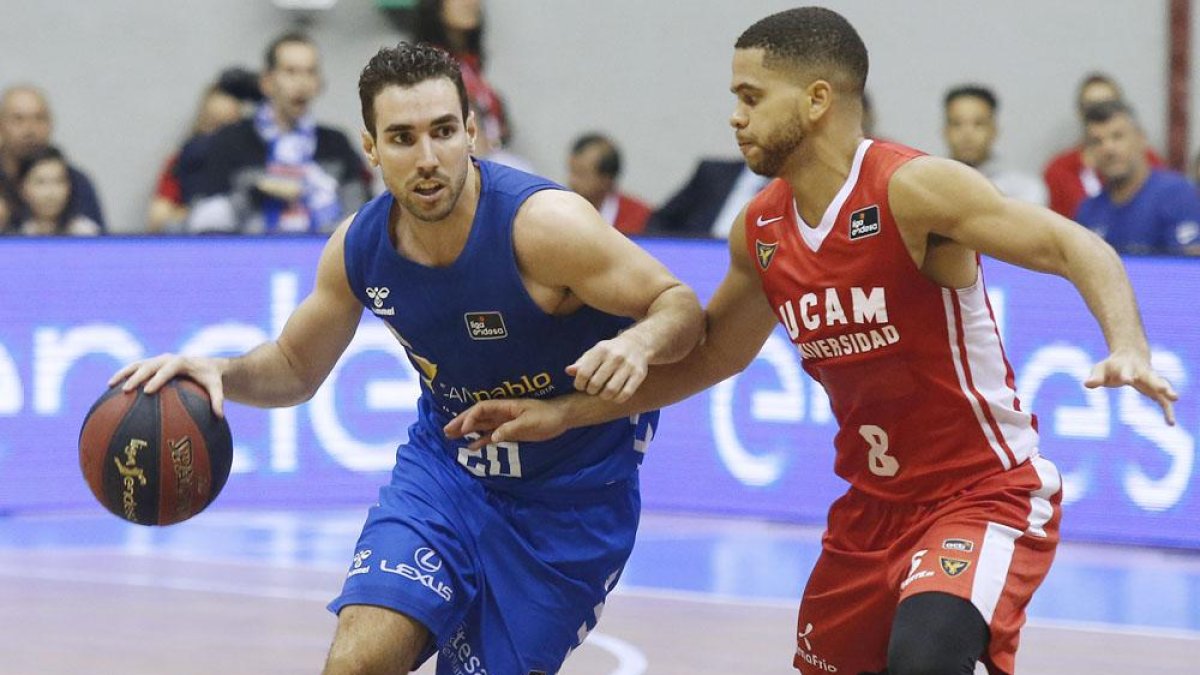Bassas en acción en el choque ante UCAM Murcia-Israel L. Murillo
