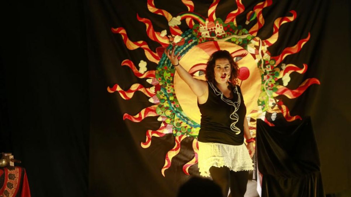 La zamorana Charo Jaular contó ‘Mi padre tiene miedo a los extraños’ en la Sala Capitular.-Raúl Ochoa