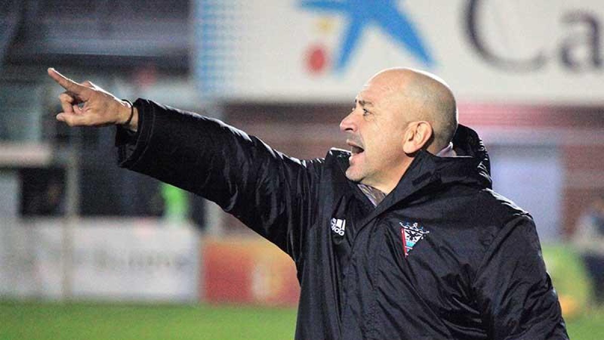 Claudio Barragán da instrucciones a sus jugadores durante el choque frente al UD Almería-Alfonso G. Mardones