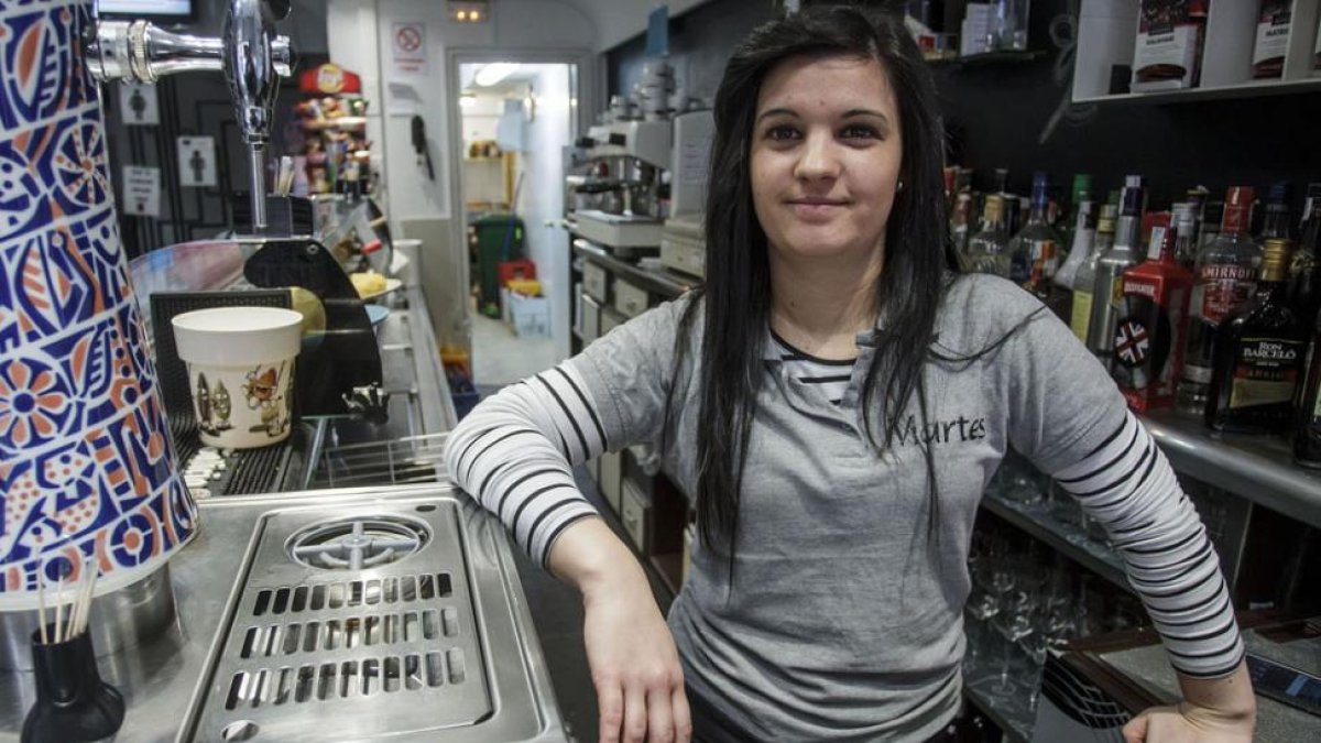 Sheila posa detrás de la barra del bar Chic.-SANTI OTERO