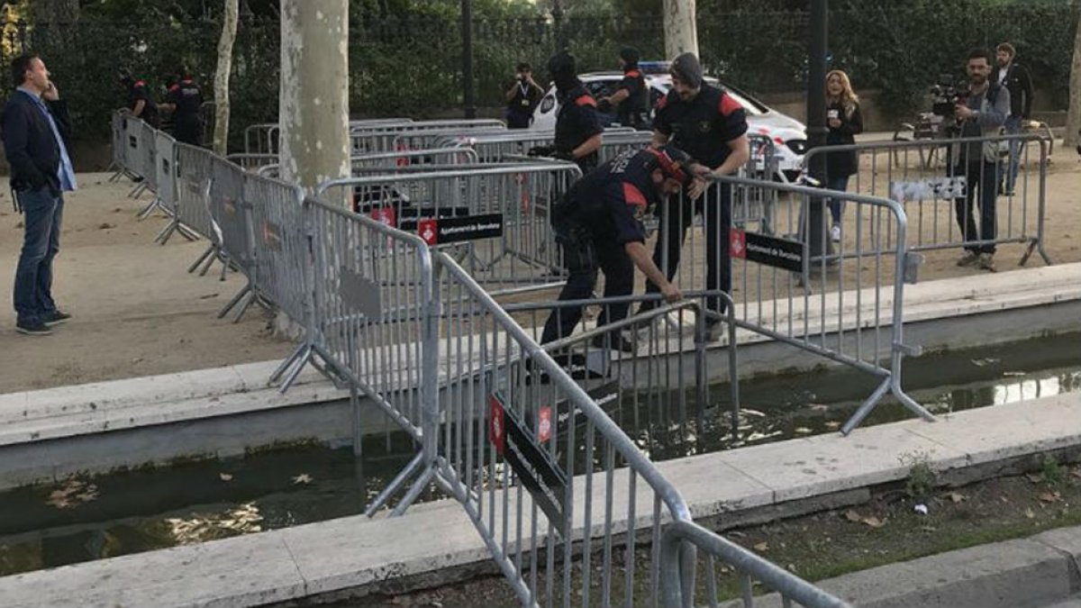 Los Mossos se han encargado de vallar el perímetro del parque de la Ciutadella.-XABIER BARRENA