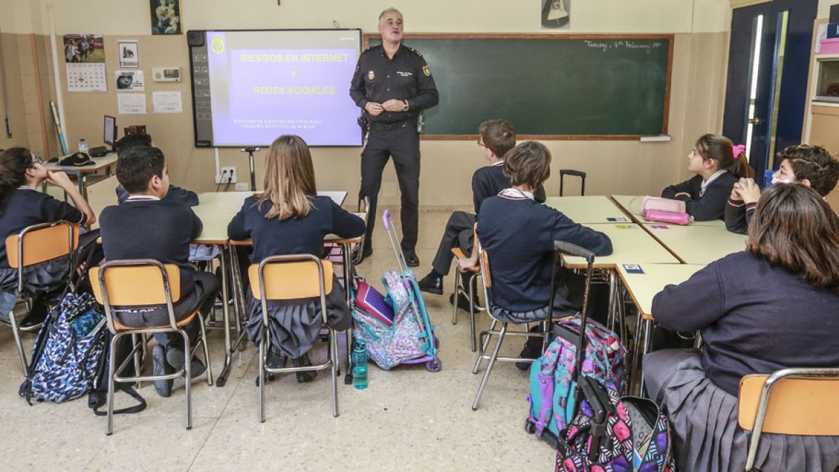 El inspector Bernardo, durante una de las charlas que imparte, en el colegio Sagrado Corazón de Jesús. RAÚLG. OCHOA