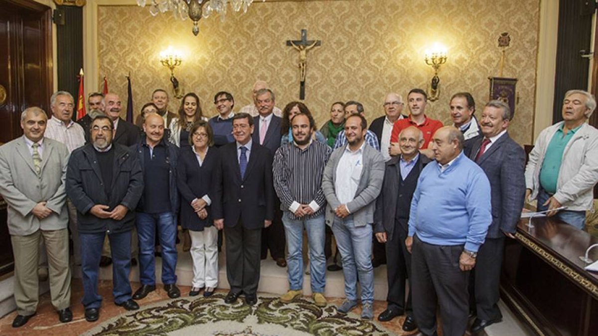 Rico (centro) posa con los alcaldes que ayer firmaron el convenio.-S. O.