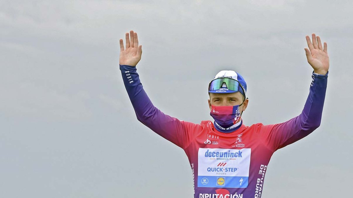 Remco Evenepoel se enfundó el maillot morado en la cima del Picón Blanco. SANTI OTERO