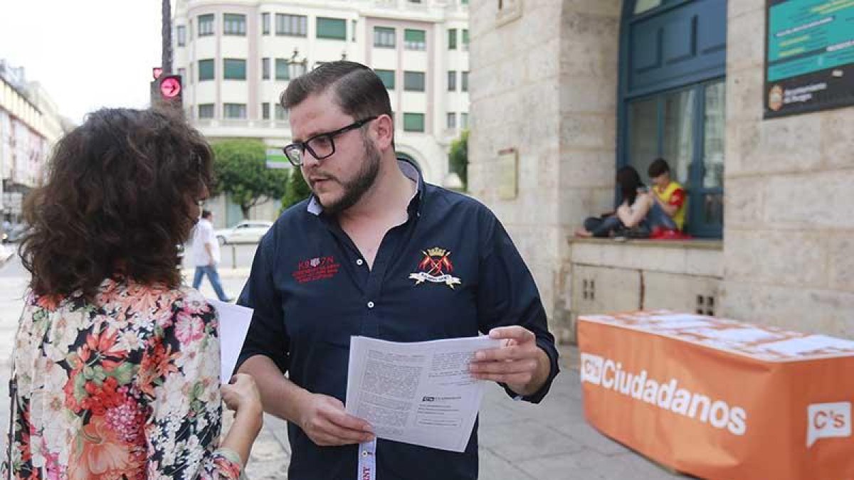 Rodrigo Ibeas informa a una ciudadana acerca de la situación del consorcio del desvío.-RAÚL G. OCHOA