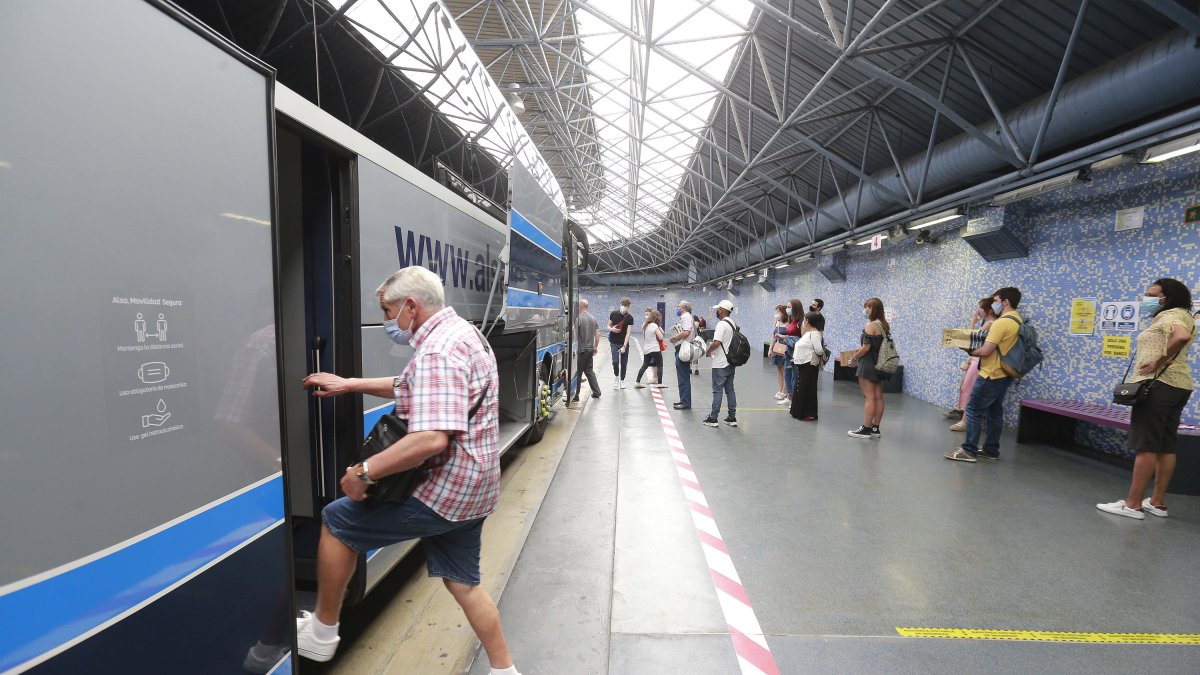 Imagen de un autobús de ALSA en la estación de autobuses de Burgos. SANTI OTERO