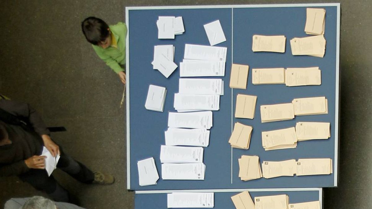 Papeletas listas para ser usadas en un colegio electoral.-ISRAEL L. MURILLO