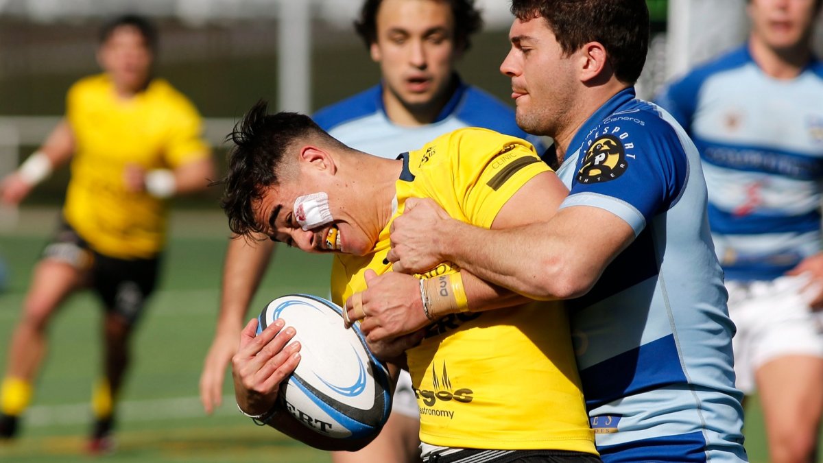 Masuyama mantiene la posesión del oval. SANTI OTERO