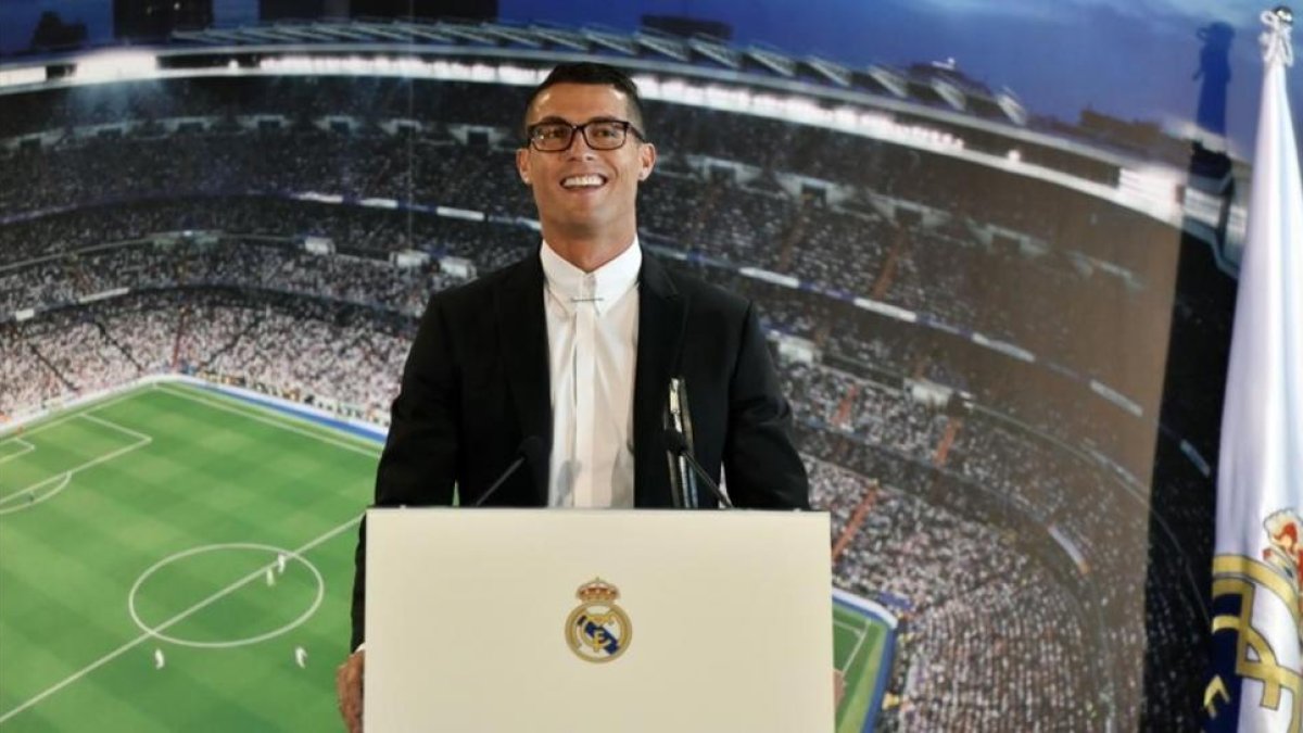 Cristiano Ronaldo, en el acto de presentación de su renovación con el Madrid.-AFP / GERARD JULIEN
