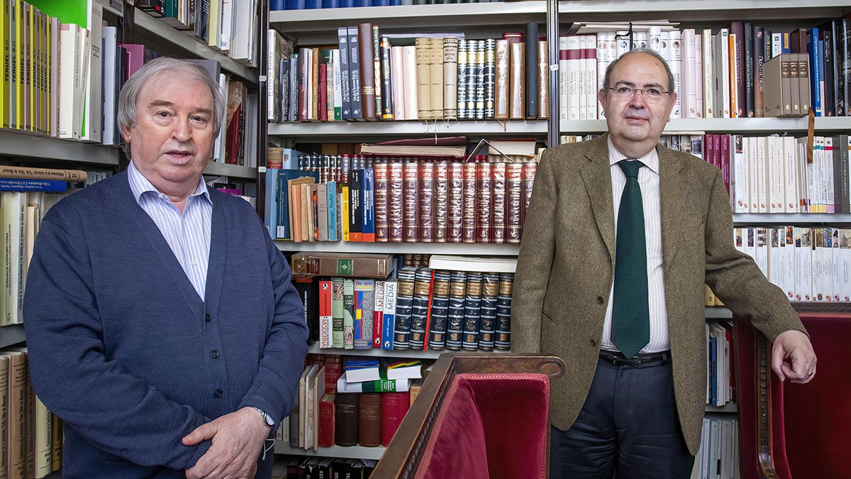 Isaac Rilova (izq.) y José Manuel López Gómez, secretario y director respectivamnete de la Institución Fernán González. SANTI OTERO