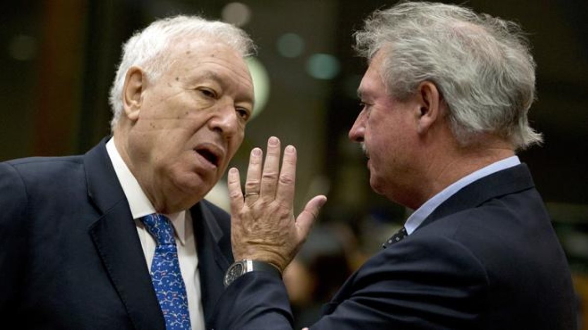 José Manuel García-Margallo, ministro español de Asuntos Exteriores en funciones, charla con su homólogo Luxemburges Jean Asselborn,-