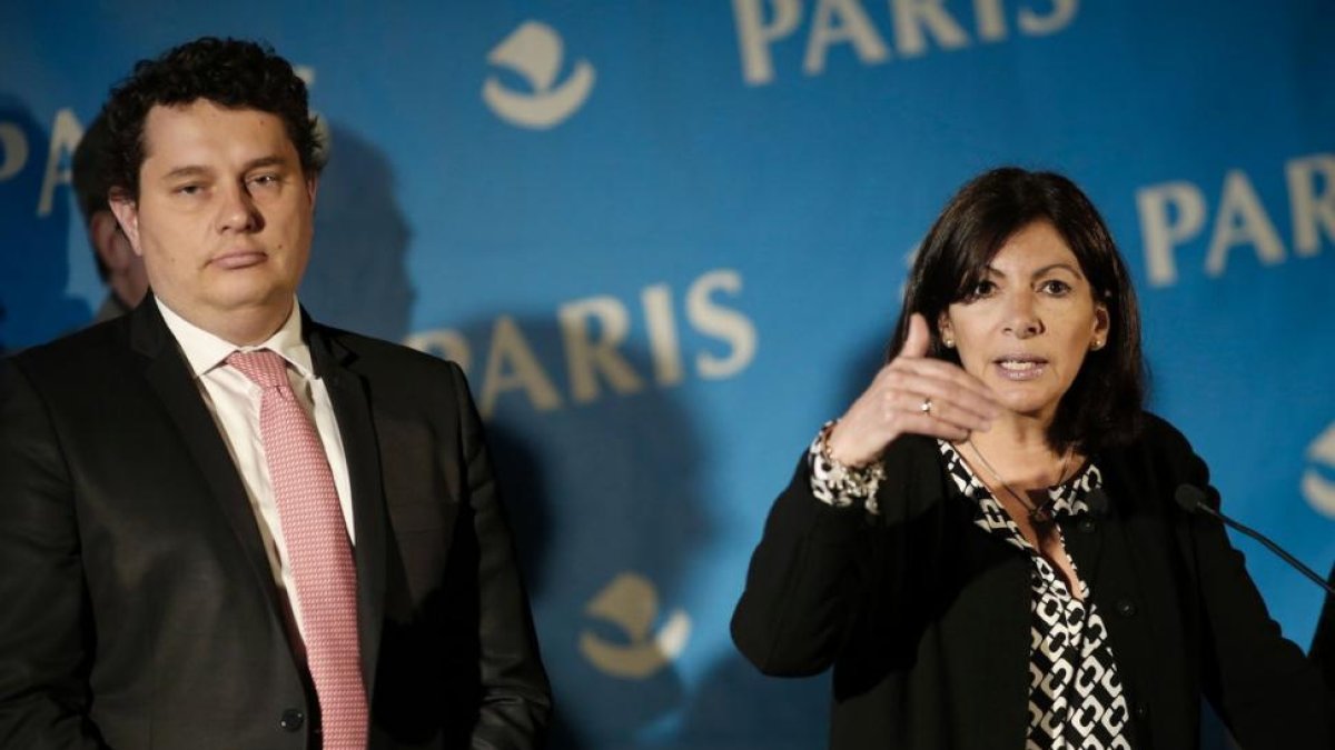 Hidalgo (derecha) explica en una rueda de prensa el proyecto de abrir el campamento de refugiados, en París, este martes.-AFP / MATTHIEU ALEXANDRE