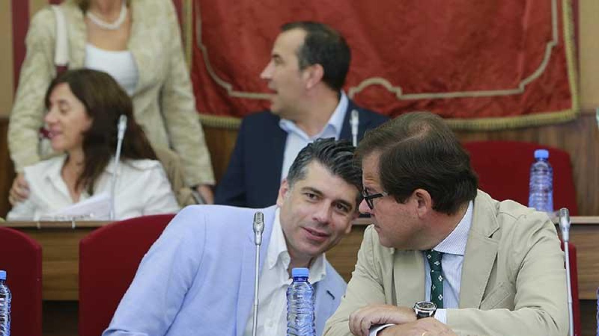 El concejal de Ciudadanos Vicente Marañón charla con el edil de Hacienda, Salvador de Foronda, en un pleno de la corporación burgalesa.-RAÚL G. OCHOA
