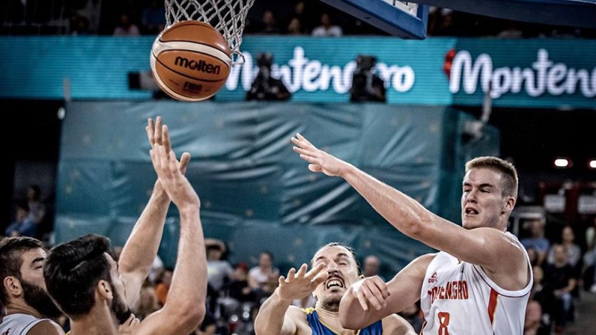 Radoncic dobla un balón durante un partido con Montenegro en el último Eurobasket.-FIBA