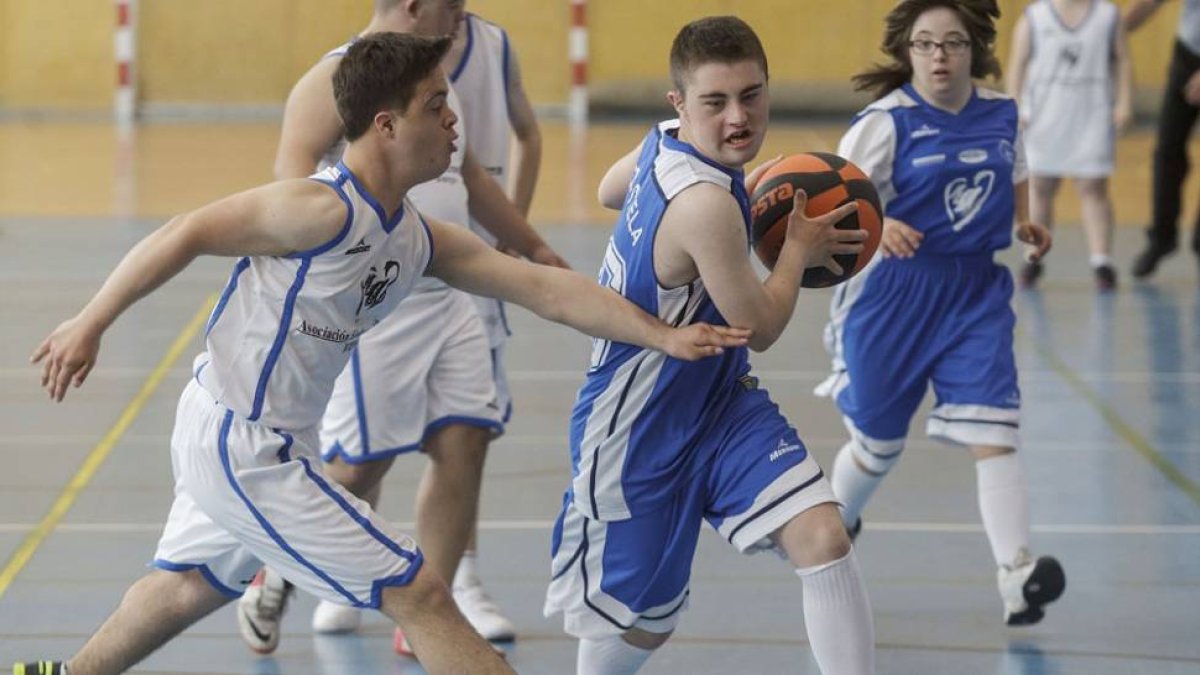 Jóvenes burgaleses con síndrome de down durante uno de los partidos organizados por La Caixa-SANTI OTERO