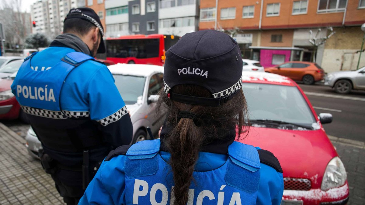 Los agentes consultan la documentación de uno de los vehículos parados en el último de los controles realizado. TOMÁS ALONSO