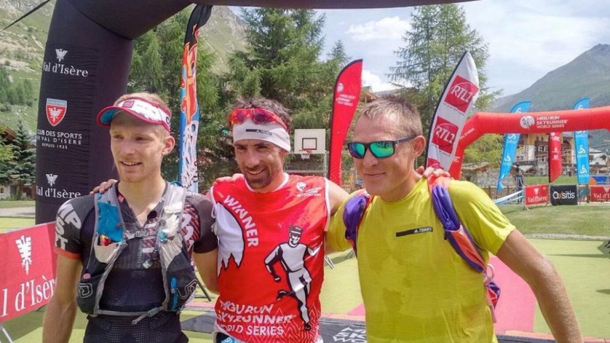Luis AlbertoHernando, en el centro, junto a Dunand-Pallaz y Mityaev tras la carrera.-@SKYRUNNING_COM