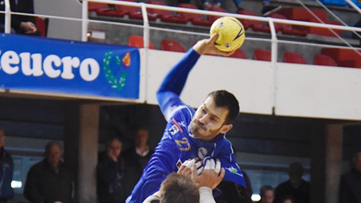 Iñaki Peciña defiende a un jugador de Teucro en Pontevedra-ECB