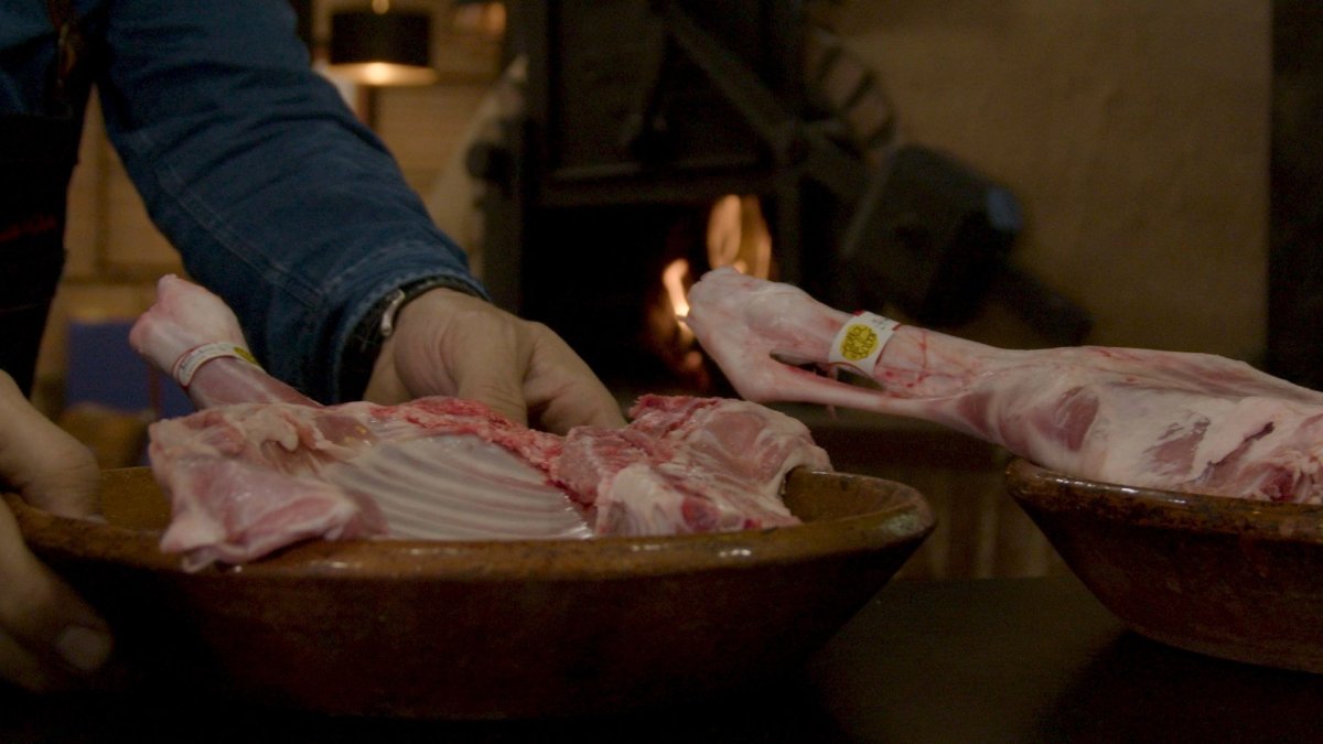 El lechazo asado de Aranda cumple una normativa específica de compra y elaboración. En la imagen, Asador Baldíos