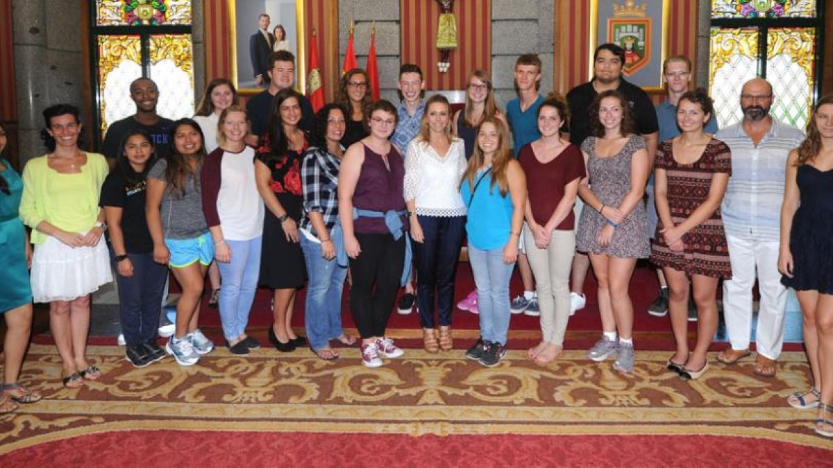 Estudiantes americanos en una visita al Ayuntamiento.-ISRAEL L. MURILLO