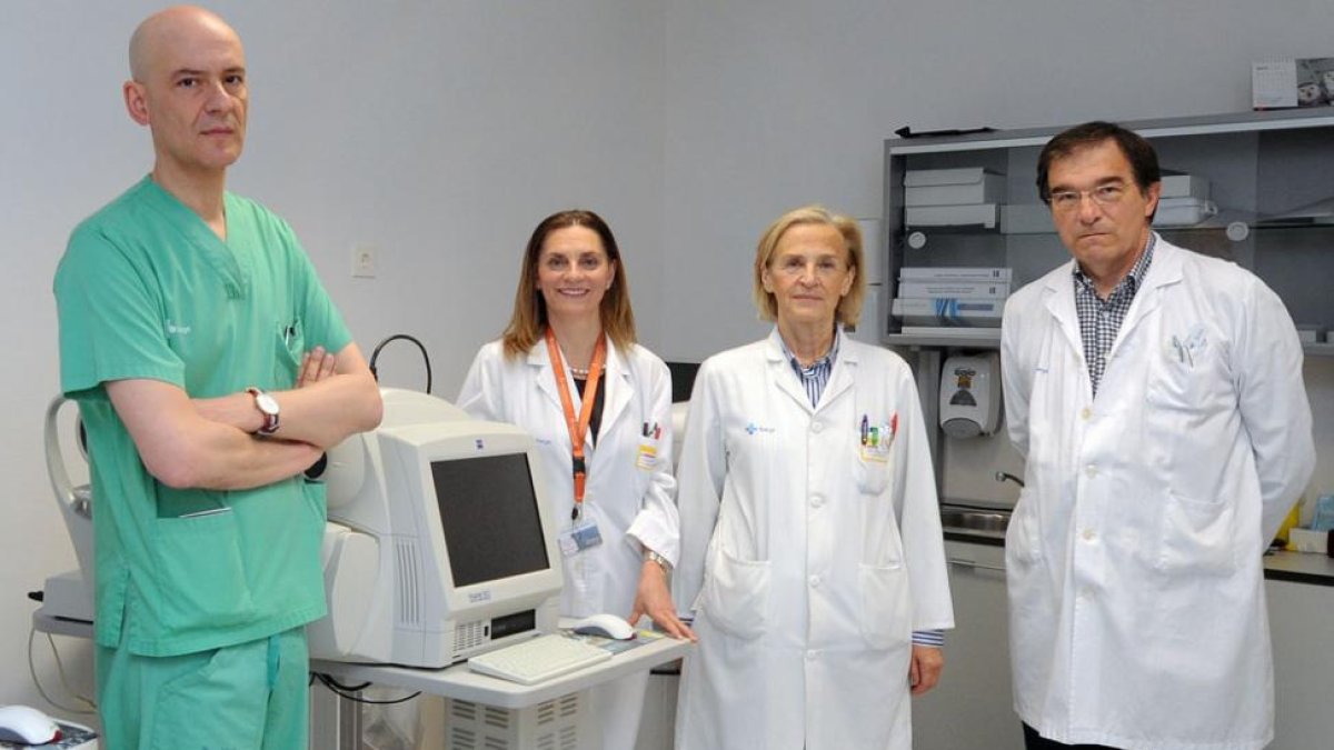 De izquierda a derecha, los doctores del servicio de Oftalmología del HUBU Javier Jiménez, Lourdes Macías, Carmen García e Isaac Ruiz.-ISRAEL L. MURILLO