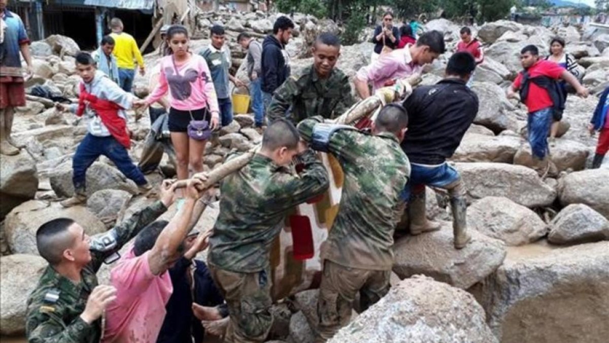 Rescate en la ciudad colombiana de Mocoa.-EFE