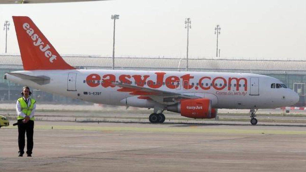 Un avión de Easyjet, en el aeropuerto de Barcelona.-Foto: ARCHIVO / DANNY CAMINAL