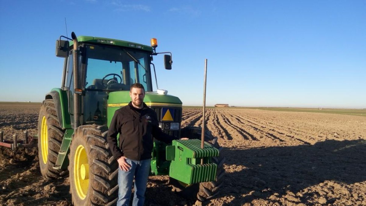 Gonzalo Hernando con su tractor en su explotación agrícola en la localidad vallisoletana de Campaspero.-E.M.