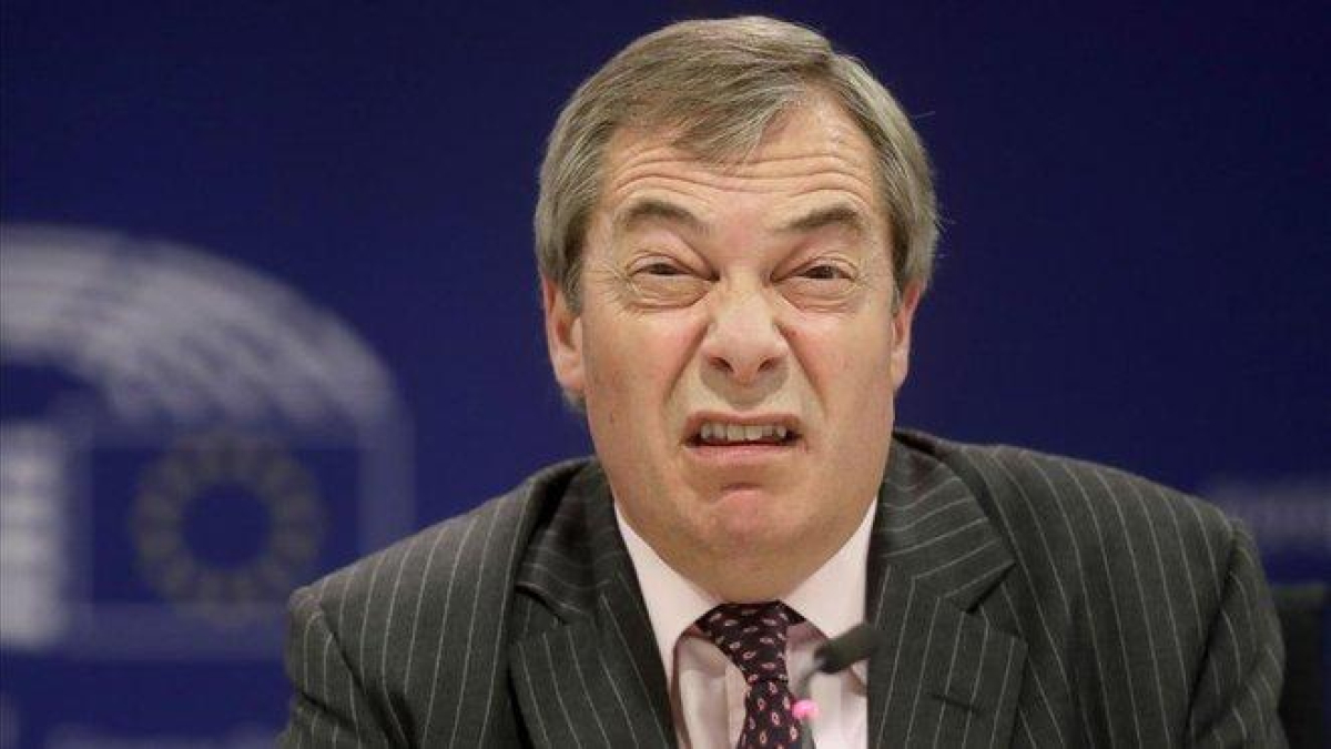 Nigel Farage, este miércoles, en su última rueda de prensa en Bruselas.-OLIVIER HOSLET (EFE)