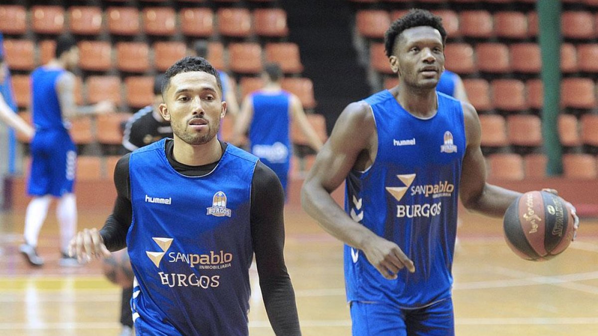 Jaron Martín (izquierda) y Lyonell Gaines durante el entrenamiento de ayer con el San Pablo.-ISRAEL L. MURILLO