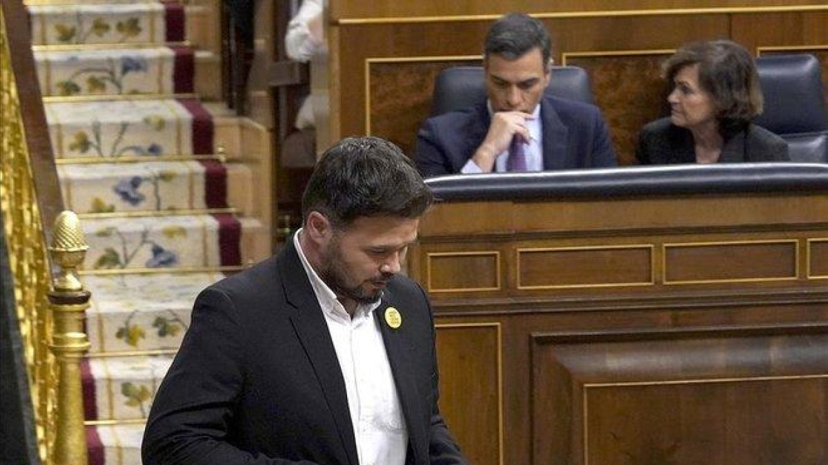Sánchez se dirige a Gabriel Rufián tras su intervención.-DAVID CASTRO