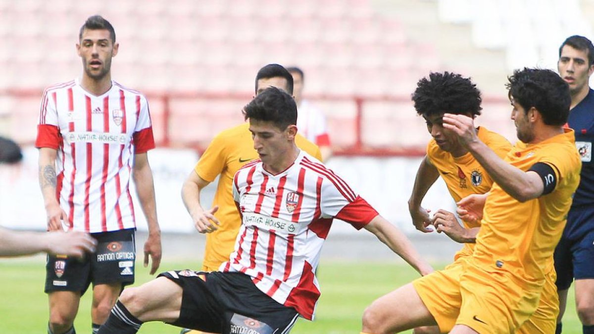 Quesada y Zarandona tratan de evitar el disparo de un jugador del UD Logroñés.-FERNANDO DÍAZ