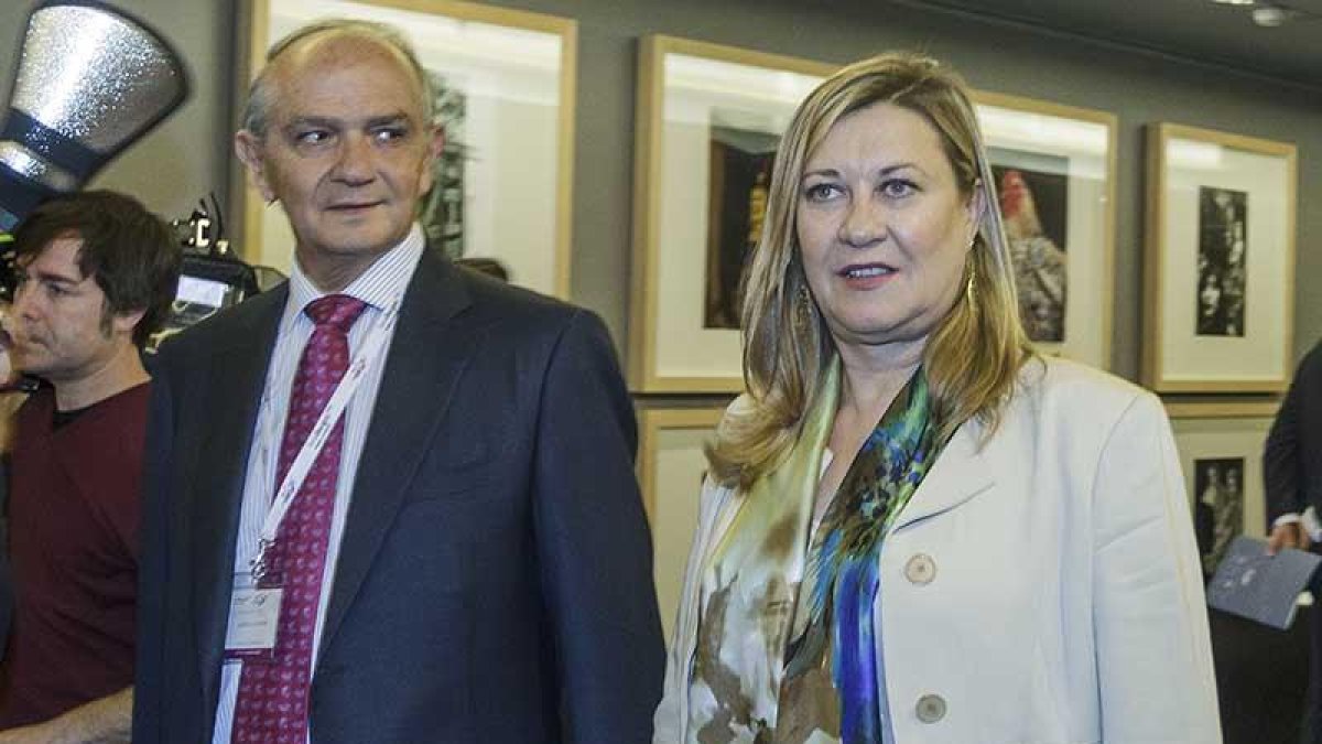 José María Leal, presidente de la Fundación Caja de Burgos, acompaña a Pilar Olmo, consejera de Hacienda.-SANTI OTERO