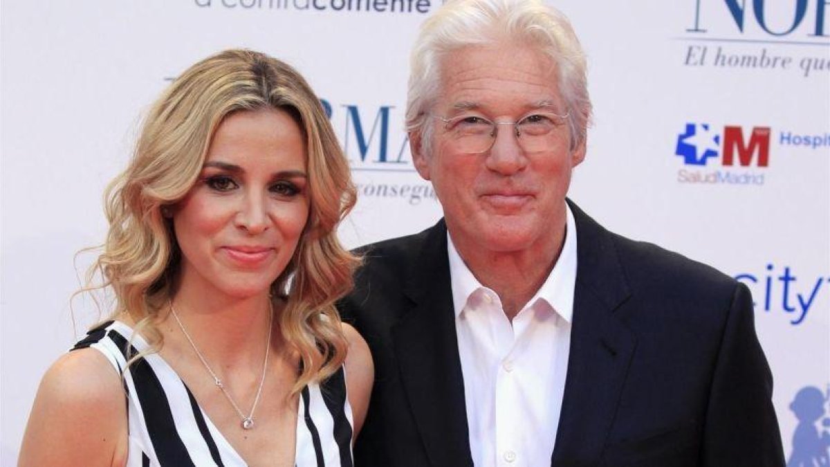 El actor Richar Gere y Alejandra Silva.-EFE / VÍCTOR LERENA