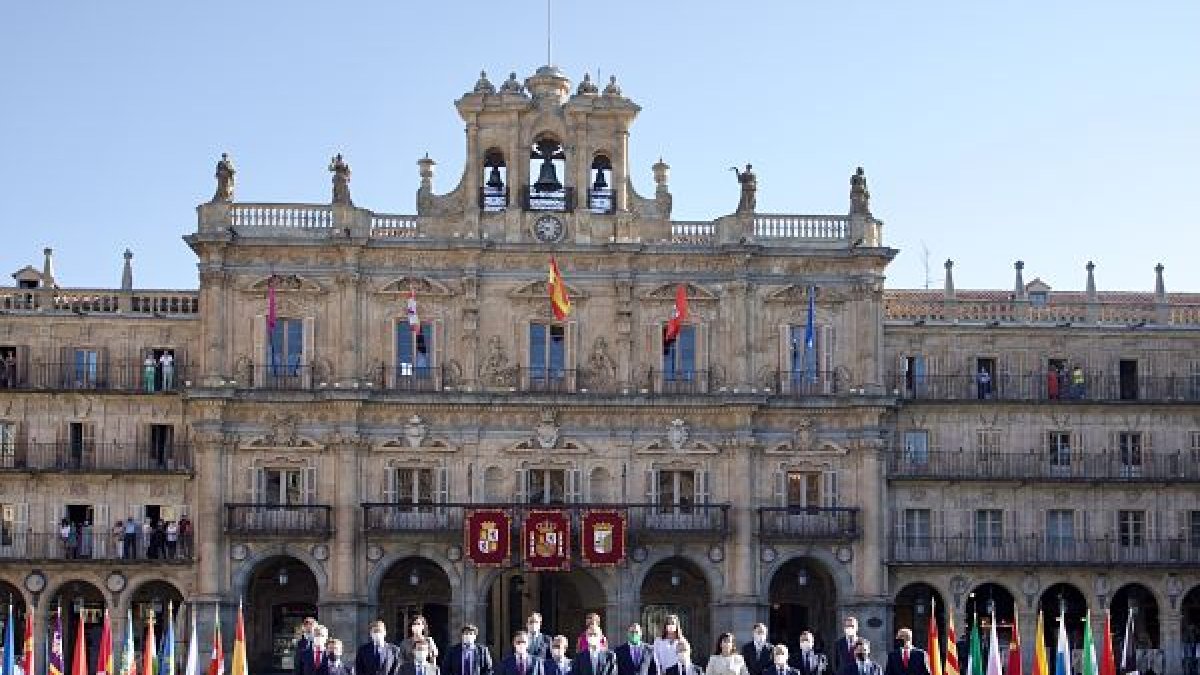 La foto de familia de los presidentes autonómicos, el del Gobierno y el jefe del Estado en la plaza mayor de Salamanca. ICAL
