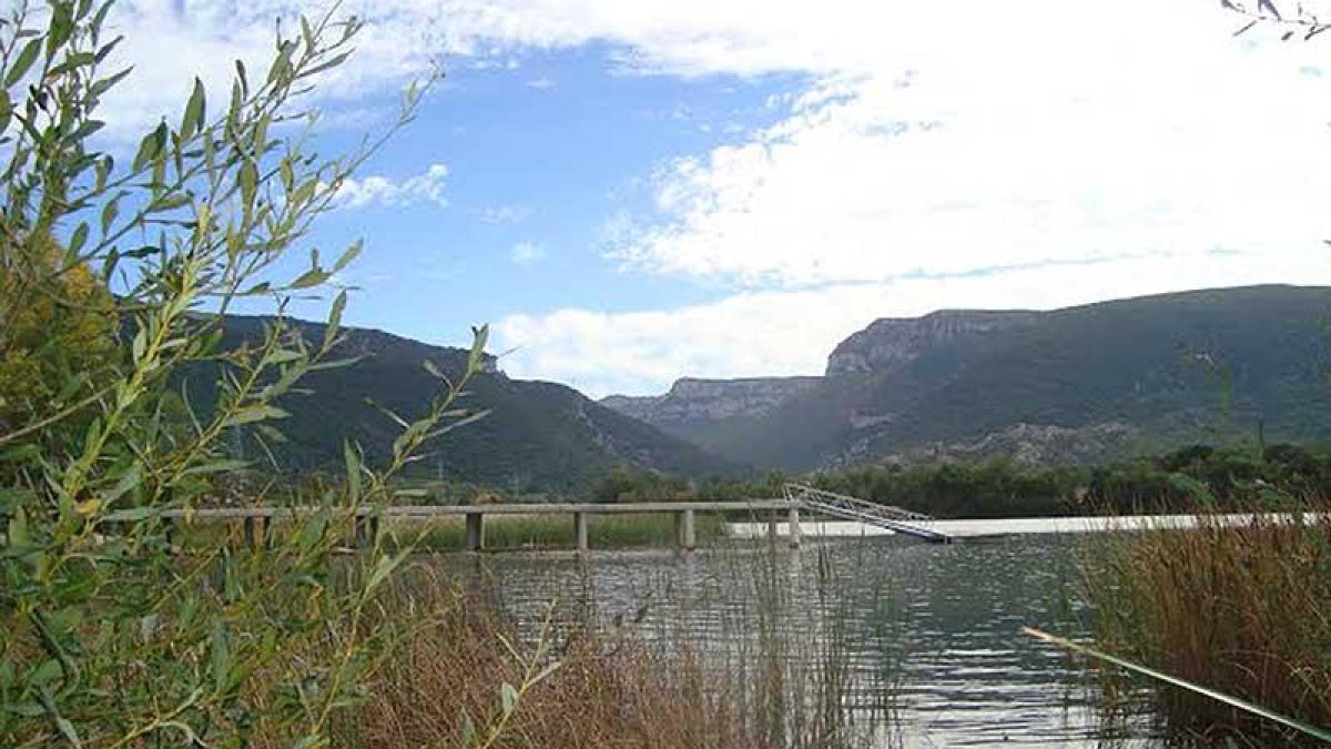 La mejora del embarcadero busca potenciar el enclave natural y de ocio que ya es el embalse de Sobrón.-ECB